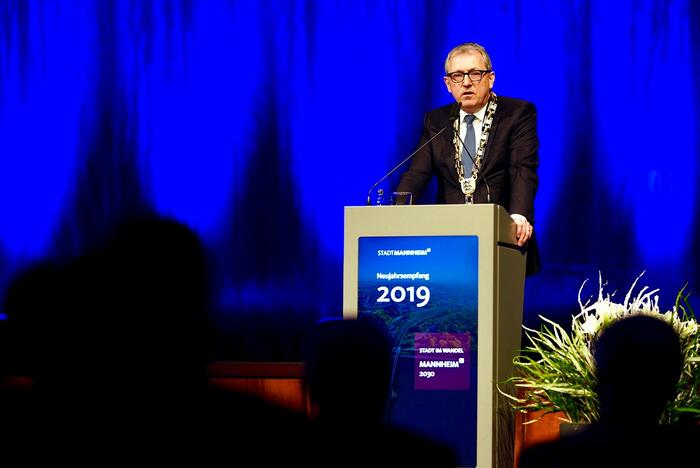 Oberbürgermeister Dr. Peter Kurz bei seiner Neujahrsrede, die er traditionell im Rahmen des Neujahrsempfangs hält