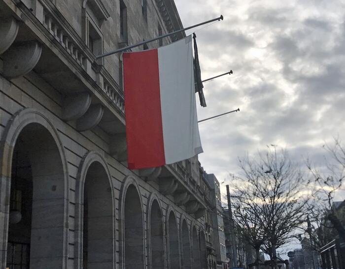Die polnische Flagge am Rathaus