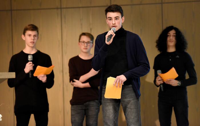 Die Schülergruppe des Ludwig-Frank-Gymnasiums bei ihrem Beitrag im Rahmen der Gedenkfeier 2019 