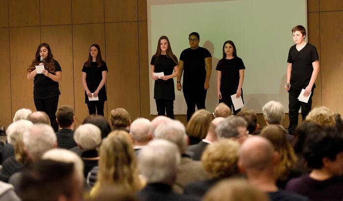 Die Schülerinnen und Schüler der Wilhelm-Wundt-Realschule bei ihrem Beitrag im Rahmen der Gedenkfeier 2019