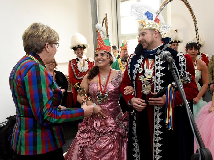 Bürgermeisterin Felicitas Kubala begrüßt das Stadtprinzenpaar im Rathaus