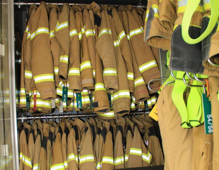 Ziel der "Schwarz-Weiß-Trennung" ist es, den menschlichen Körper nicht ungeschützt mit kontaminierter Kleidung in Berührung zu bringen.