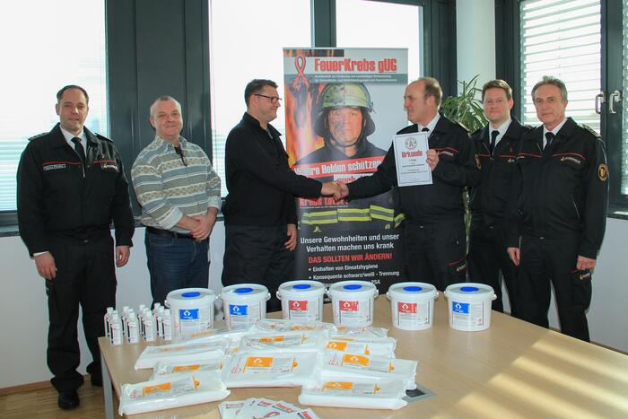 Feuerwehrchef Karlheinz Gremm nimmt die Auszeichnung "Feuerkrebs Award" entgegen.