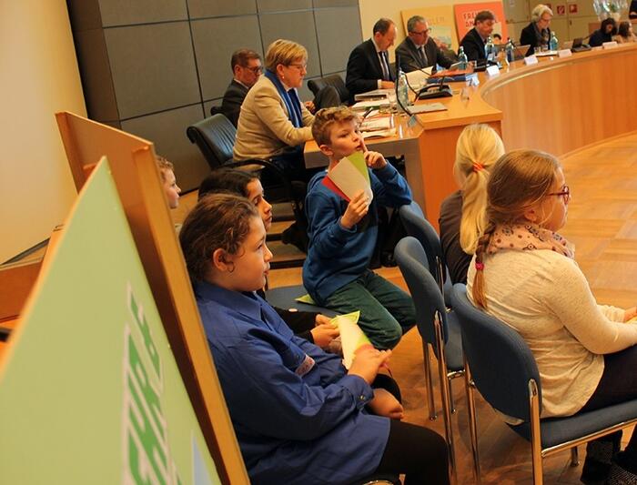 Teilnehmende Kinder vor der Dezernentenbank