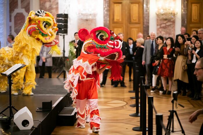 Chinesische Tänzerinnen und Tänzer im Löwenkleid geleiteten die rund 250 Gäste zum Buffet.