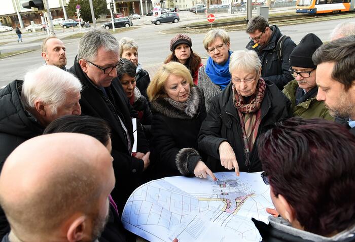 Teilnehmer des Stadtteilspaziergangs Oststadt