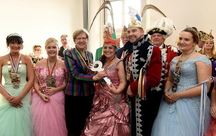 Bürgermeisterin Felicitas Kubala übergibt den Rathausschlüssel an Stadtprinzessin Daniela I.