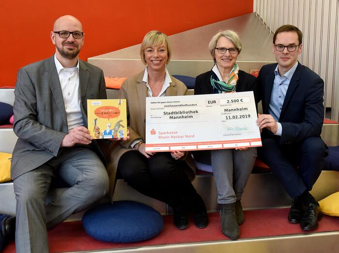 Melanie Magin, Geschäftsführerin der "Bülent Ceylan für Kinder Stiftung" (2.v.l.) übergibt das Preisgeld des des Deutschen Lesepreises, vertreten durch Thomas Kleinebrink (rechts) an Bildungsbürgermeisterin Dr. Ulrike Freundlieb (2.v.r). Die Stadtbibliothek Mannheim wird damit das Projekt "Eine Stadt liest ein Kinderbuch" umsetzen, informiert der Leiter der Stadtbibliothek, Dr. Bernd Schmid-Ruhe (links).