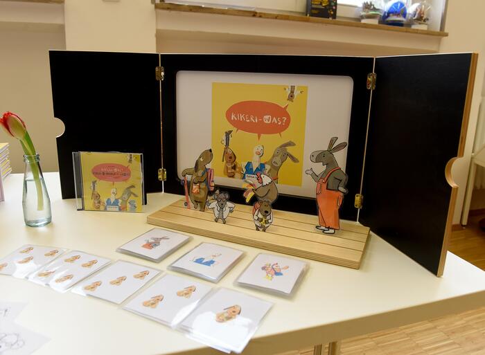 Mit dem Preisgeld kann die Stadtbibliothek das Projekt „Eine Stadt liest ein Kinderbuch“ umsetzen. Für die Aktion wurde das mehrsprachige Kinderbuch „Kikeri - was?“ von Lena Hesse ausgewählt. Die Stadtbibliothek bietet zwischen Februar und Juli ein vielfältigesVeranstaltungsprogramm für Kindertageseinrichtungen, Schulklassen, Eltern und Kinder an, bei denen sich alles um dieses Buch dreht: neben Bilderbuchkinos, Erzähl- und Schattentheater, wird es auch mehrsprachige Vorlesestunden, Trickfilm-Werkstätten in