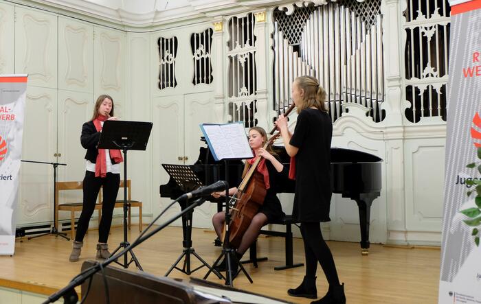  Ensemble: (v.l.) Tatjana Hofmann (Flöte), Sophia Johnson (Viola da Gamba) und Elise Dettlinger (Flöte).