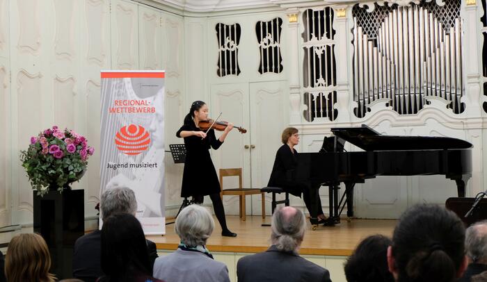 Violinistin Nina Han mit Klavierlehrerin Barbara Witter-Weiss.