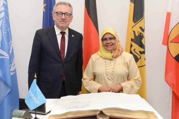 Oberbürgermeister Dr. Peter Kurz mit Maimunah Mohd Sharif