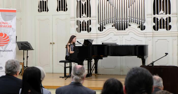 Die junge Sängerin und Pianistin Parla Doaa Tatar spielt und singt Queens „It's A Hard Life“