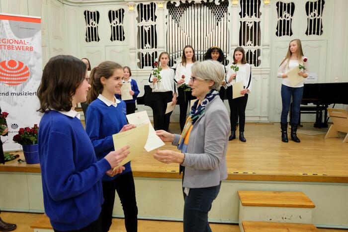 Dr. Ulrike Freundlieb übergibt die Urkunden an die Preisträger/-innen.