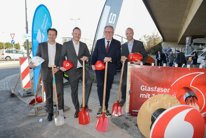 Start Glasfaserausbau in neun Gewerbegebieten