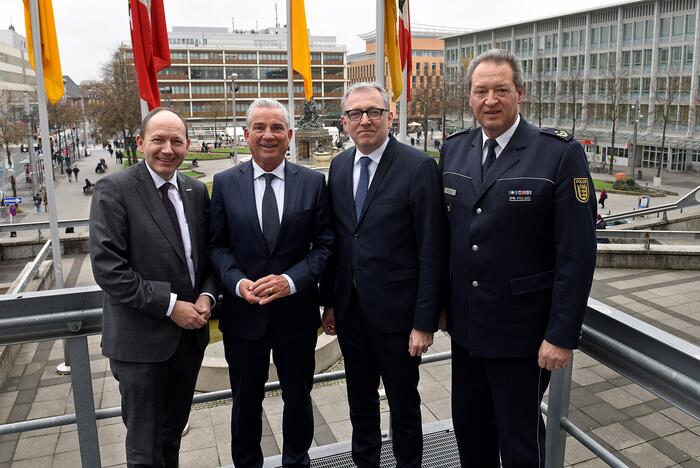v.l.n.r.: Erster Bürgermeister und Sicherheitsdezernent Christian Specht, Innenminister des Landes Baden-Württemberg Thomas Strobl, Oberbürgermeister Dr. Peter Kurz, Polizeipräsident Thomas Köber