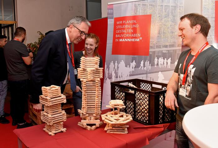 Rundgang von OB Dr. Peter Kurz bei der Messe startklar
