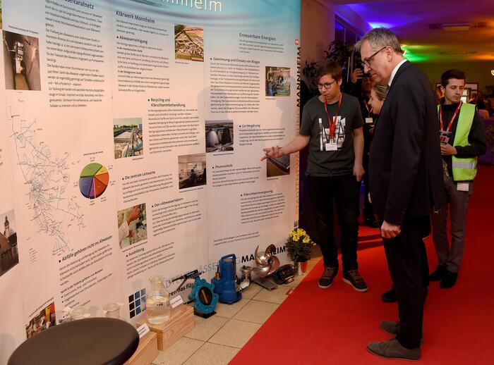 OB Dr. Peter Kurz informiert sich beim Rundgang auf der startklar Messe über die Arbeit der Stadtentwässerung