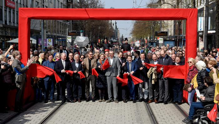 Plankeneröffnung - Durchschneiden des roten Bandes