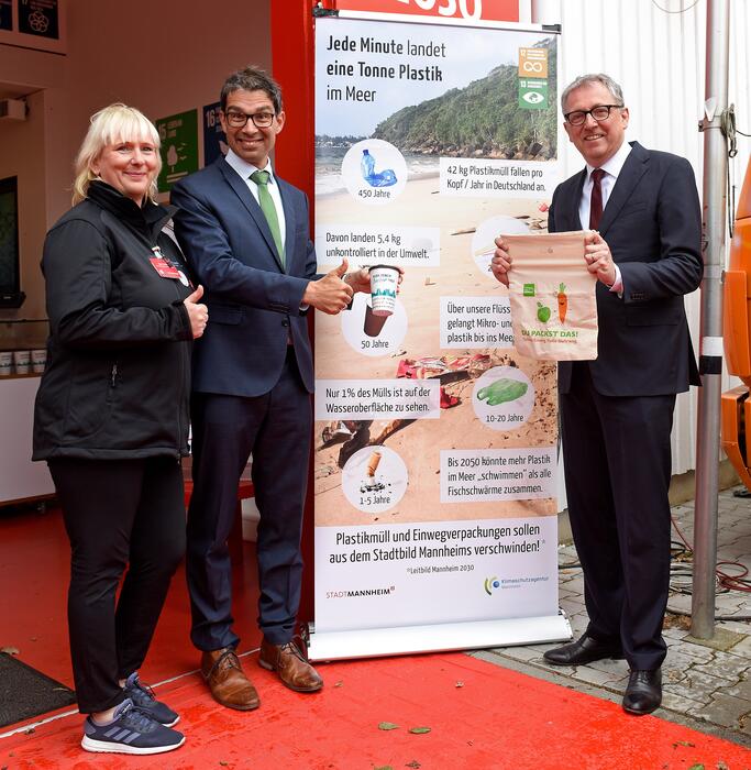 OB Dr. Kurz (rechts) und Staatssekretär Baumann zusammen mit Agnes Schönfelder von der Klimaschutzagentur am Maimarktstand der Stadt Mannheim.