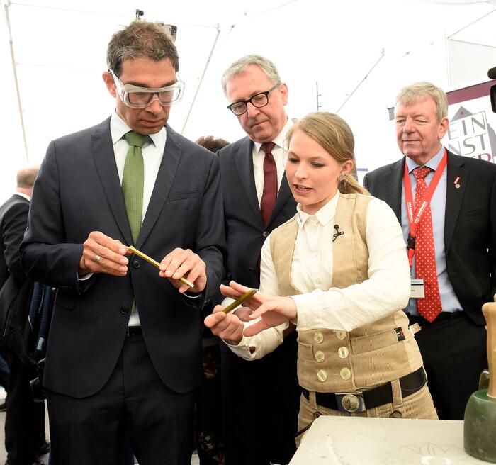 Eine Steinmetzmeisterin zeigt ihr Können beim Maimarktrundgang