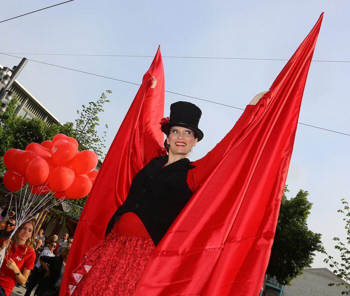 Faszinierende Stelzenläufer beim Mannheimer Stadtfest