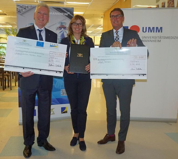 Auf dem Bild (v.l.n.r): Prof. Dr. med. Hans-Jürgen Hennes (Medizinischer Geschäftsführer des Universitätsklinikums Mannheim), Staatssekretärin Katrin Schütz (Ministerium für Wirtschaft, Arbeit, und Wohnungsbau Baden-Württemberg) und Michael Grötsch (Wirtschbürgermeister der Stadt Mannheim) 