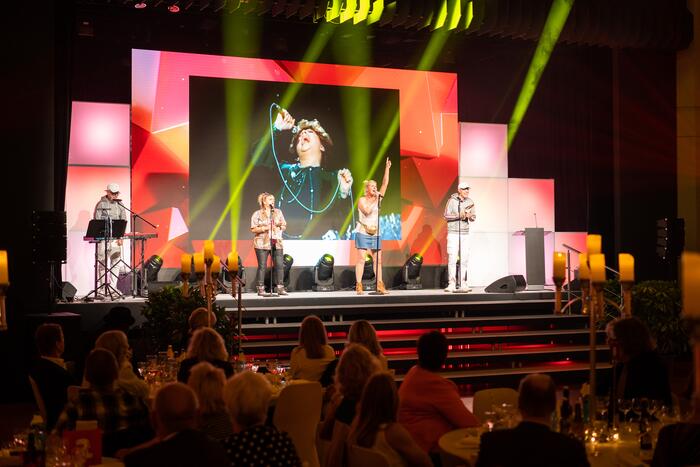 Für Unterhaltung sorgt das Musik-Kabarett Schatzkistl mit Programmauszügen aus dem Stück  „Iwwa di Brick – Eine Hommage an Joy Fleming“