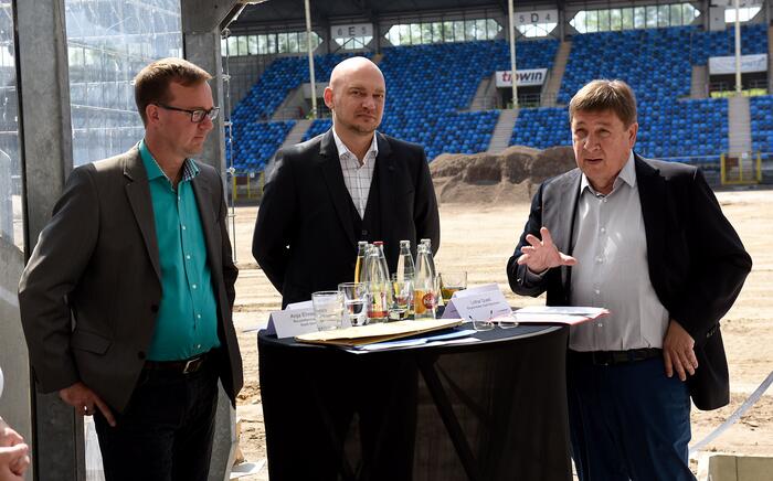 Auf dem ersten Bild von links: Uwe Kaliske – Fachbereich Sport und Freizeit, Markus Kompp – Geschäftsführer SV Waldhof Mannheim, Bürgermeister Lothar Quast 