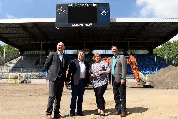 Auf dem Bild von links: Markus Kompp – Geschäftsführer SV Waldhof Mannheim, Bürgermeister Lothar Quast, Andrea Safferling (SPD - Gemeinderätin), Uwe Kaliske - Fachbereich Sport und Freizeit Stadt Mannheim