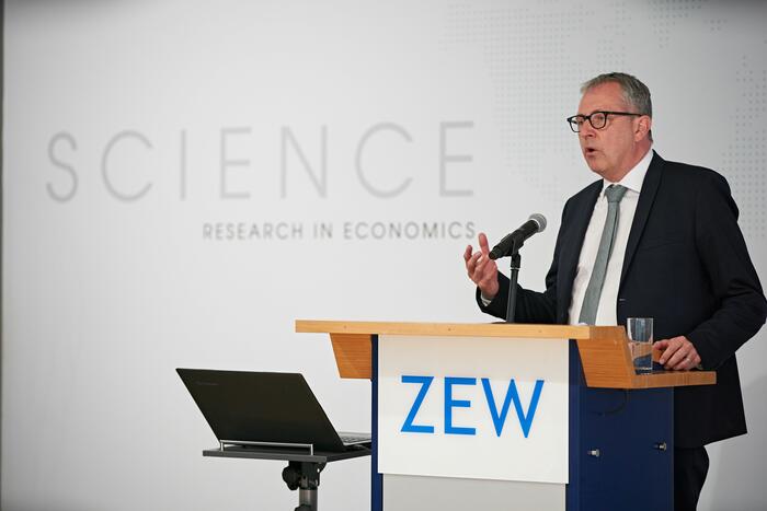 Oberbürgermeister Dr. Peter Kurz bei seiner Rede anlässlich des Europäisch-Chinesischen Wirtschafts- und Innovationsforums