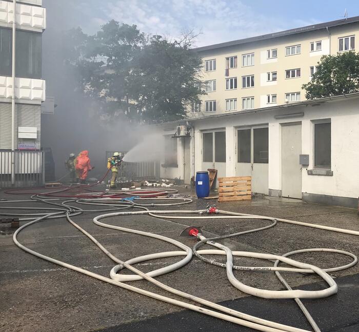 Rauchentwicklung nach chemischer Reaktion.