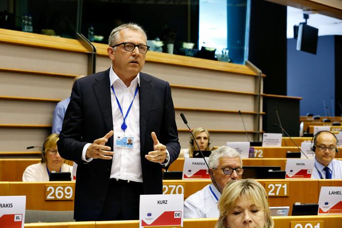 Oberbürgermeister Dr. Peter Kurz bei der Plenarsitzung des AdR in Brüssel