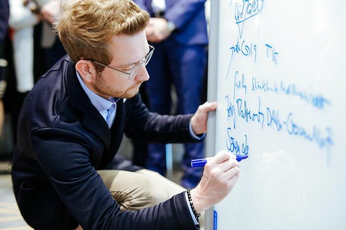 Sören Landmann, Beauftragter für die Chancengleichheit von Menschen vielfältiger sexueller und geschlechtlicher Identitäten der Stadt Mannheim, unterzeichnet die Selbstverpflichtung.