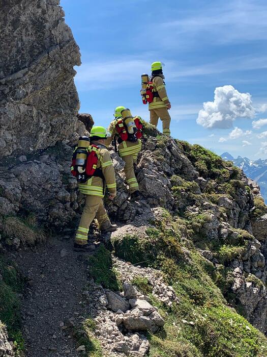 Zu Fuß und in voller Einsatzmontur werden die drei Mannheimer Feuerwehrmänner die Alpen überqueren, vom bayrischen Mittenwald bis nach Meran in Südtirol.