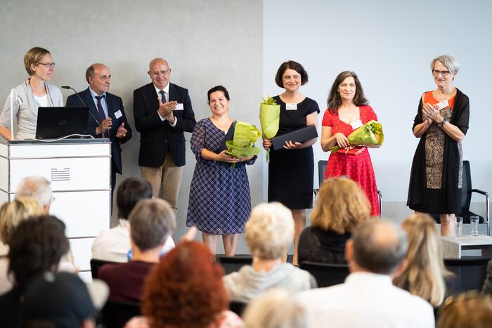 Von links nach rechts: Katharina Lezius (Freudenberg Stiftung), Hartwig Weik (Staatliches Schulamt Mannheim), Sascha Wenzel (Freudenberg Stiftung), Şengül Kardelen (Pädagogische Werkstatt), Sema Aslan (Pädagogische Werkstatt), Petra Hahn (Pädagogische Werkstatt), Bürgermeisterin Dr. Ulrike Freundlieb 