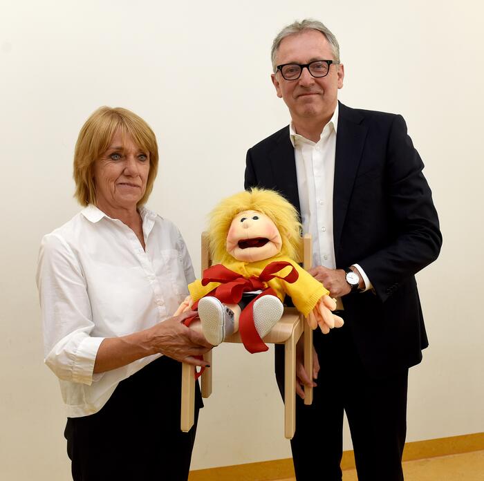 OB Dr. Peter Kurz übergibt ein Geschenk an die Leiterin des Hauses