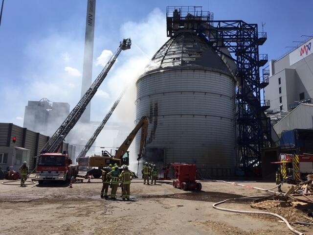 In dem Silo des Biomassekraftwerks lagern Holzschnitzel. Diese sind in Brand geraten.