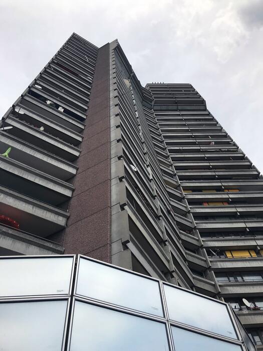 Brand am Neckarufer – Gebäude wird evakuiert 