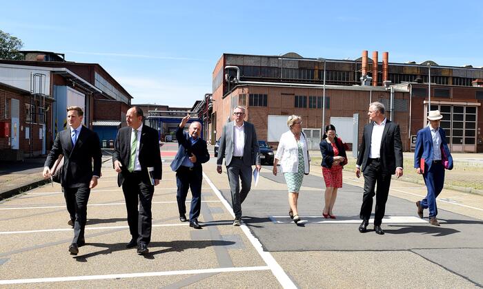 Stadtspitze und Wirtschaftsförderung beim Rundgang mit Projektentwickler Aurelis über das weitläufige Gelände des Turbinenwerks Mannheim 