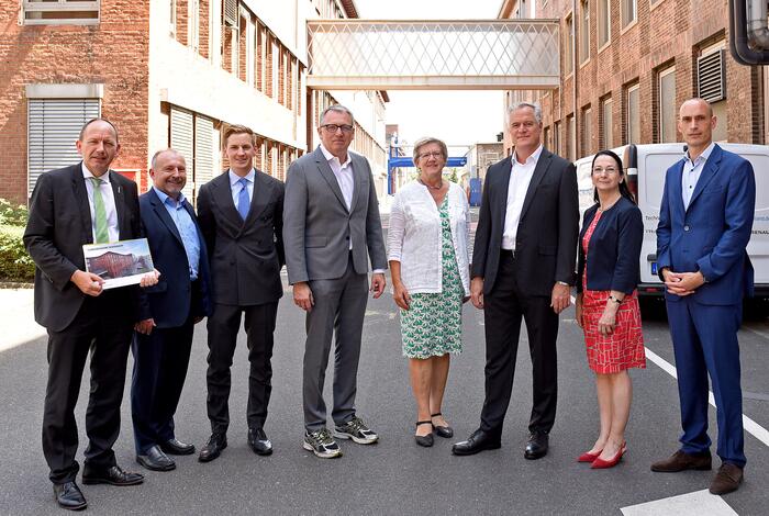 Stadtspitze und Wirtschaftsförderung beim Vororttermin mit Projektentwickler Aurelis auf dem Gelände des Turbinenwerks Mannheim 