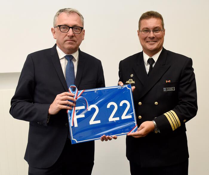 OB Dr. Peter Kurz übergibt das Straßenschild F2, 22 an Markus Venker, Kommandant der Fregatte Baden-Württemberg
