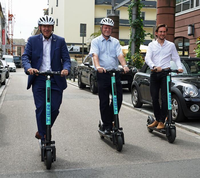 Erster Bürgermeister und Verkehrsverbund-Vorsitzender Christian Specht testet gemeinsam mit VRN-Geschäftsführer Volkhard Malik und TIER-Country Manager Deutschland, Philip Reinckens, die E-Scooter.