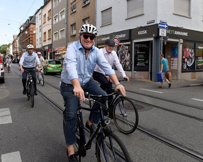 Sozialminister Manne Lucha bei seiner Fahrradtour durch die Neckarstadt-West