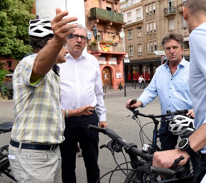 Halt am Neumarkt im Rahmen der Tour von Sozialminister Manne Lucha durch die Neckarstadt-West