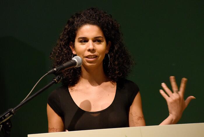 Sanni Est bei ihrem Vortrag anlässlich des Regenbogenempfangs