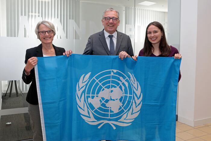 OB Dr. Peter Kurz begrüßt die UN-Jugenddelegierte im Rathaus