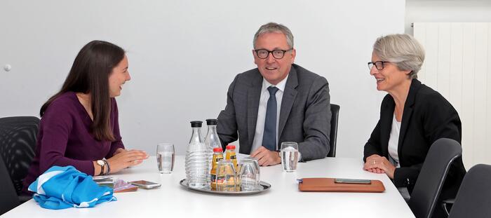 OB Dr. Peter Kurz und Bürgermeisterin Dr. Ulrike Freundlieb im Gespräch mit der Jugenddelegierten Josephine Hebling