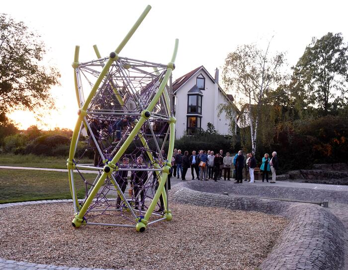 OB Dr. Peter Kurz besichtigt einen Spielplatz am Ufer des Rheinauer Sees.