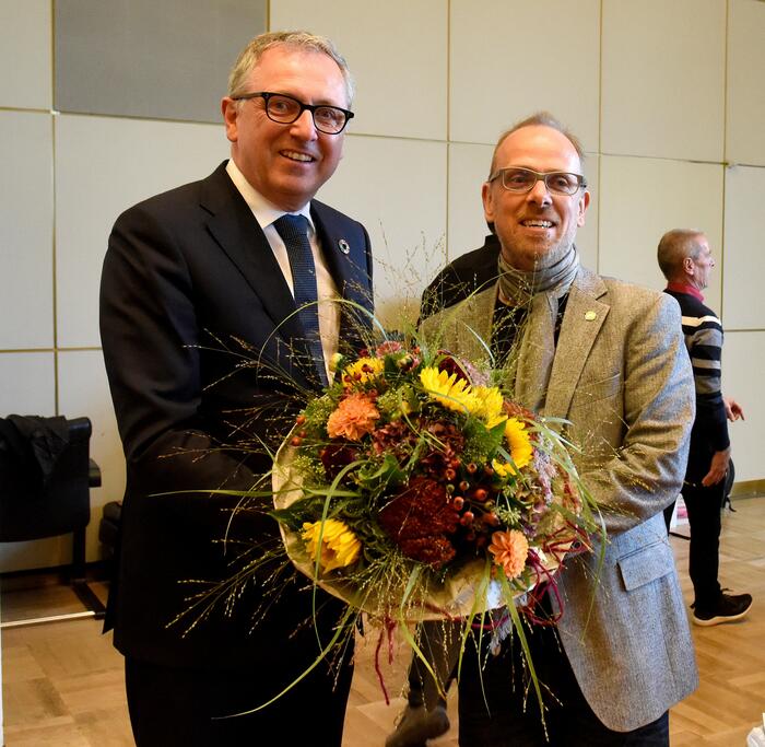 OB Dr. Peter Kurz gratuliert Dirk Grunert zur Wahl als Bildungsbürgermeister